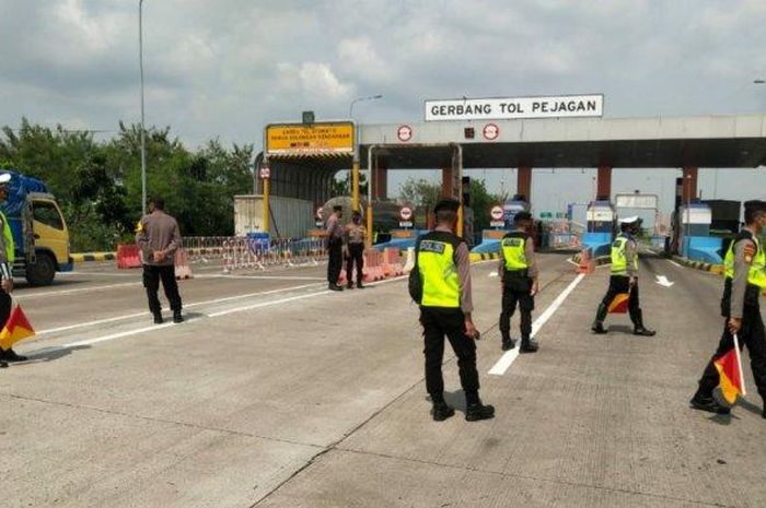 Ilustrasi penjagaan pintu tol menuju Jawa Tengah.