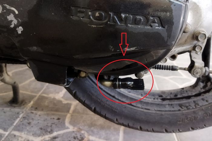 Karet hitam yang merupakan slang hawa di bawah CVT Honda BeAT