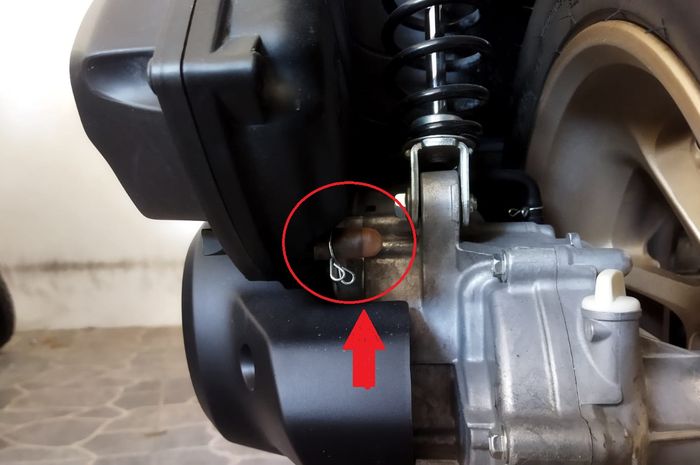 Slang buntu bening di boks filter Yamaha NMAX