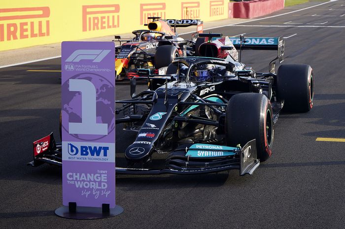 Lewis Hamilton bungkus pole position untuk Sprint Race F1 pertama kalinya dalam sejarah di negara asalnya sendiri. 
