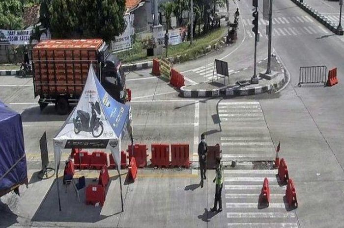 Ilustrasi penjagaan petugas di akses keluar pintu tol Brebes Timur ruas Pejagan-Pemalang.