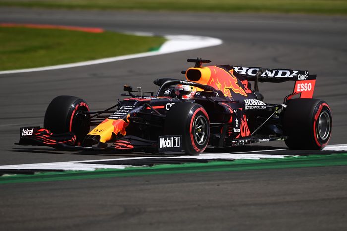 Max Verstappen apik dari segi simulasi balap dengan menggunakan ban kompon medium. 