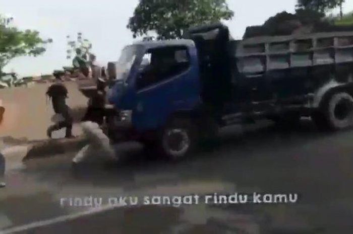 Tangkapan layar video konten detik-detik remaja di Bekasi terlindas truk