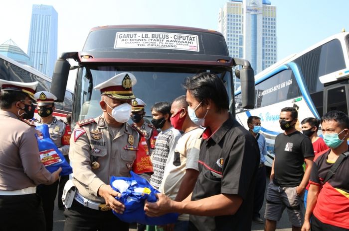 Ditlantas Polda Metro Jaya memberikan sembako untuk sopir dan kenek yang melanggar aturan PPKM sembari menunggu sidang tilang