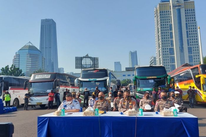 Dirlantas Polda Metro Jaya, Kombes Pol Sambodo Purnomo Yogo menunjukkan 36 bus yang diamankan polisi karena melanggar aturan PPKM