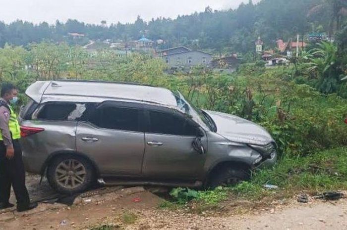 Toyota Fortuner yang dikemudikan WNA asal China terguling di jalan Makale-Mengkendek, Rante Kalua, Mengkendek, Tana Toraja, Sulawesi Selatan 