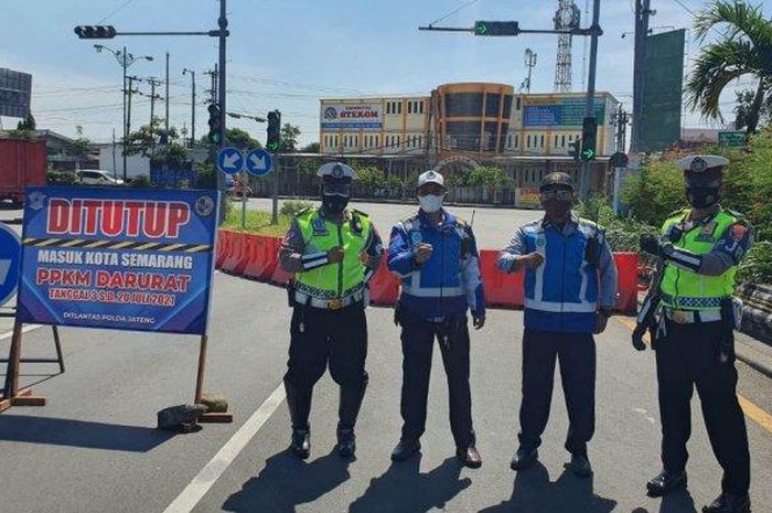 Petugas Jasa Marga dan Kepolisian saat melakukan penutupan di exit tol Semarang atau tol Krapyak.