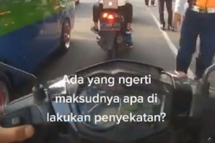 Bikin bingung, gampang banget pemotor tembus pos penyekatan PPKM Darurat di Medan, Sumatera Utara.