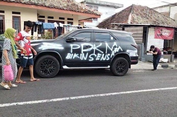 Toyota Fortuner dicorat-coret bak grafiti ungkap kekesalan pemilik terhadap PPKM