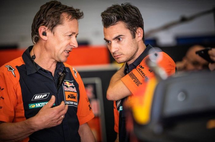 Red Bull KTM Race Manager, Mike Leitner bersama Dani Pedrosa.