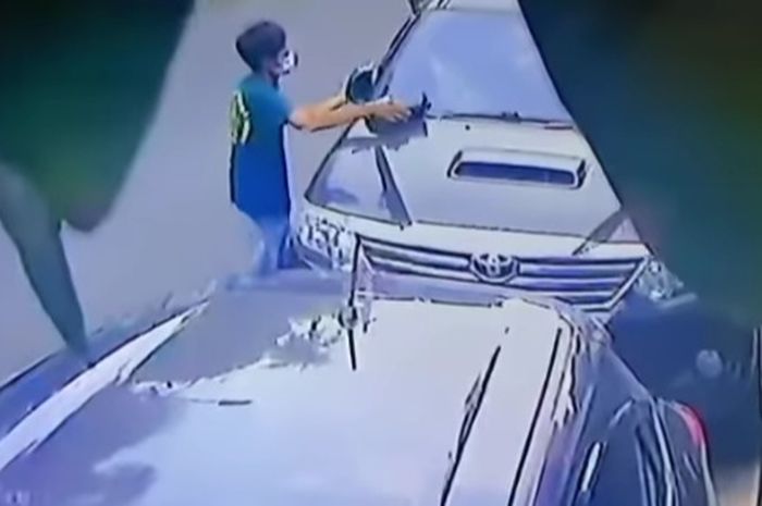 Pelaku menarik spion Toyota Fortuner milik Andhika Pratama secara paksa. 