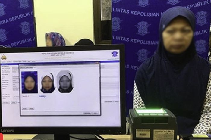 Jilbab dan baju biru sebaiknya tidak dipakai saat melakukan foto SIM karena sama dengan warna latar foto