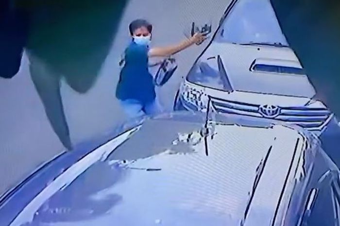 Rekaman CCTV pelaku maling spion Toyota Fortuner milik artis Ussy Sulistiawaty