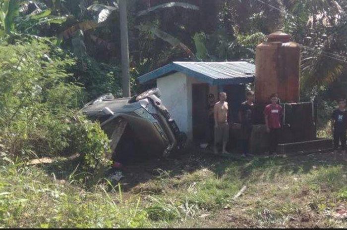Honda CR-V kecelakaan hingga terbalik di jalur lintas Sumatera dusun 5 desa Rantau Jaya, Karang Jaya, Musi Rawas Utara, Sumatera Selatan