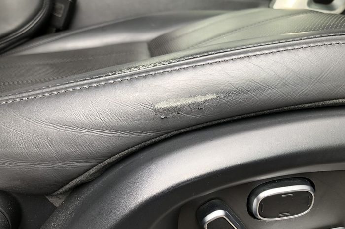 ILUSTRASI. Jok Kulit Robek