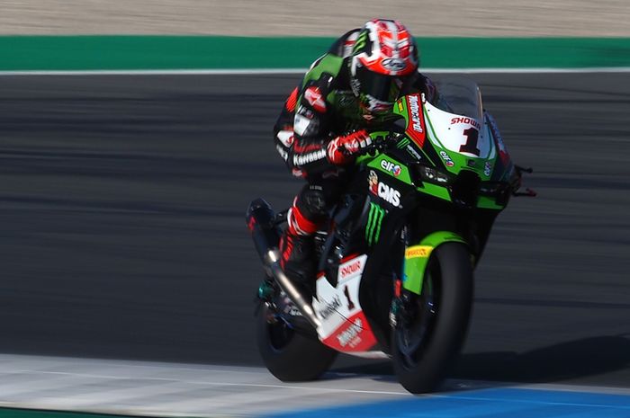 Jonathan Rea memenangkan Race 2 WorldSBK Belanda 2021 dan melakukan sapu bersih, Toprak Razgatlioglu di-torpedo Garrett Gerloff.