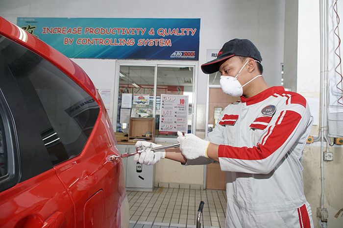 Ilustrasi perbaikan bodi mobil Toyota di Auto2000