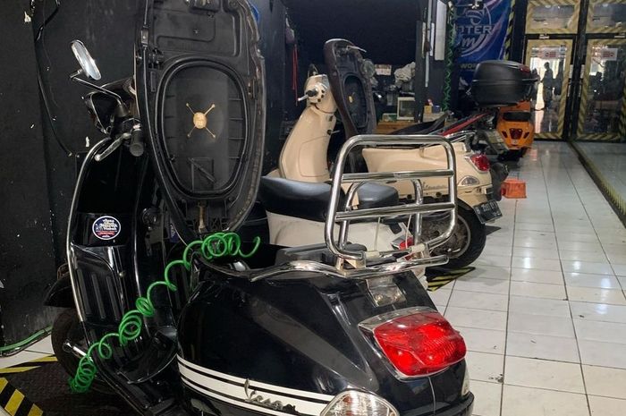 Ilustrasi servis Vespa matic di Scooter Jam