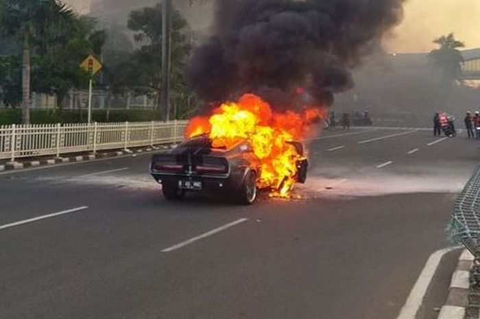 Ford Mustang GT500 Eleanor terbakar di Jl Margaguna Raya, Pondok Pinang, Kebayoran Lama, Jakarta Selatan 