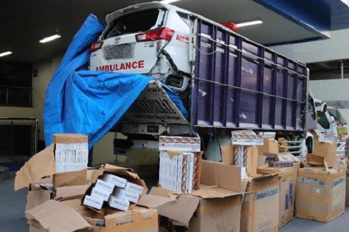 penampakan rokok ilegal yang diselundupkan di dalam kabin ambulans Toyota Kijang Innova