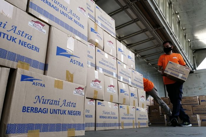 Group Astra serahkan bantuan tahap ketujuh, berupa paket bantuan senilai Rp 30 miliar untuk didistribusikan kepada keluarga yang terkena dampak pandemi Covid-19