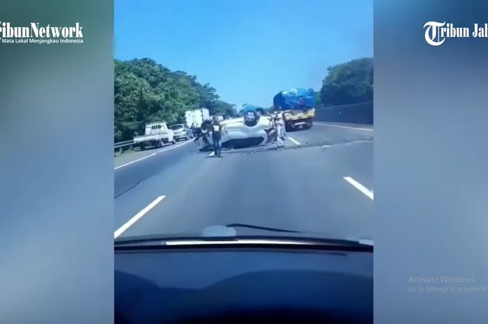 Daihatsu Xenia terbalik di tol Cipularang, 3 penumpang tewas