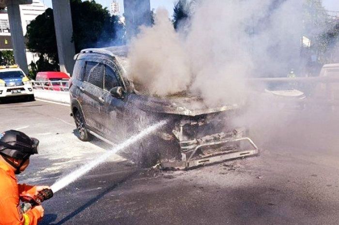 Suzuki XL7 terbakar di Tol Dalam Kota di Jalan Gatut Subroto, Jakarta Selatan, Senin (26/7/2021).