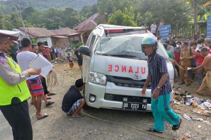 Evakuasi ambulans Toyota HiAce terbalik di jalan raya Makassar-Palopo, desa Babang, Larompong Selatan, Luwu, Sulawesi Selatan