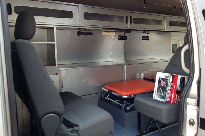 Interior ambulans Adi Putro menggunakan sasis Isuzu Elf. 