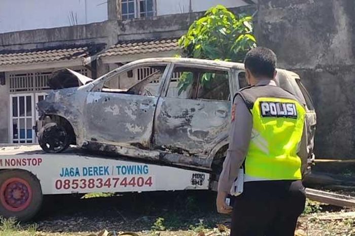 Diduga Toyota Avanza yang terbakar di jalan lintas Sumatera KM 25, desa Limbur Tembesi, Bathin VII, Sarolangun, Jambi