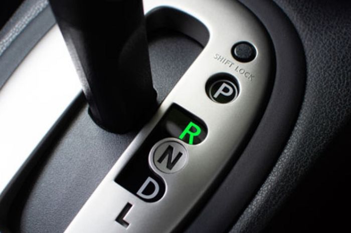 Tuas transmisi mobil matik di R