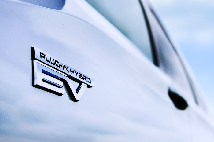 Teaser Mitsubishi Outlander PHEV generasi terbaru.