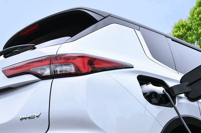 Gambar teaser Mitsubishi Outlander PHEV.