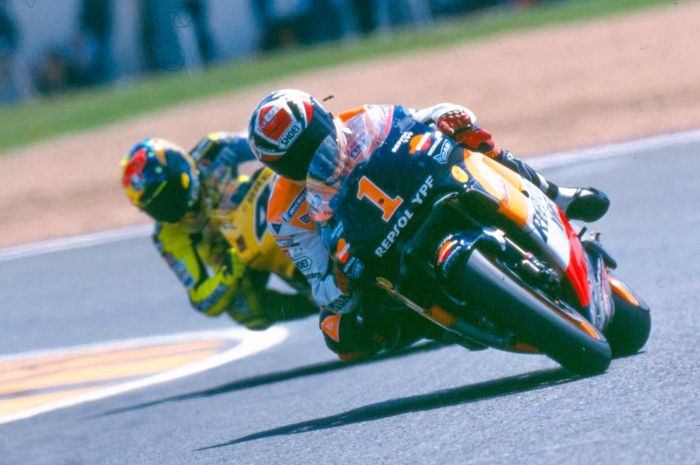 Alex Criville bertarung dengan Valentino Rossi di GP500 tahun 2000