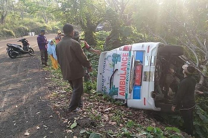 Ambulans Puskesmas Agrabinta terguling ke dalam kebun karet di Kampung Pasir Ucing, desa Wanasari, Agrabinta, Cianjur, Jawa Barat