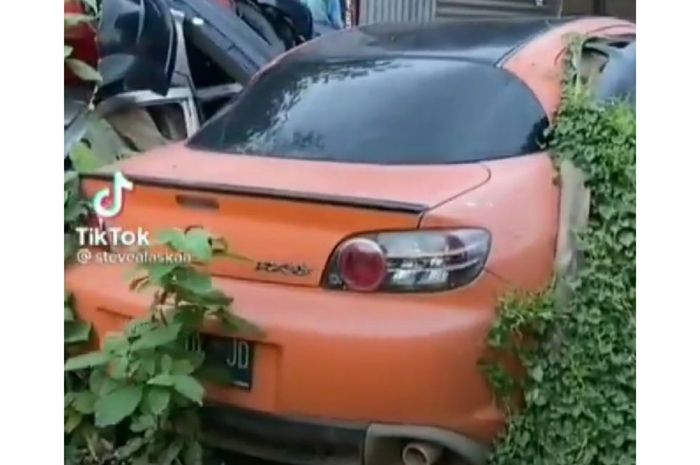 Nasib sebuah Mazda RX-8 yang mangkrak berselimut rumput liar dan ilalang