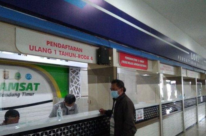 Ilustrasi pembayaran pajak kendaraan bermotor (PKB).