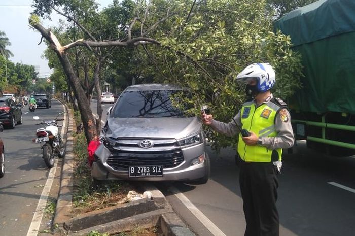 Toyota Kijang Innova 2.0 V 2019 tabrak pohon dan petugas taman di Matraman, Jakarta Selatan akibat pecah ban