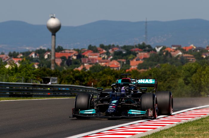 Lewis Hamilton akan start terdepan di F1 Hongaria 2021