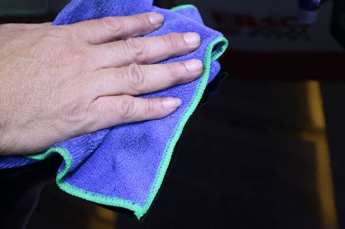 Menurut pemilik workshop detailing, untuk mengeringkan mobil setelah dicuci paling benar pakai kain microfiber.