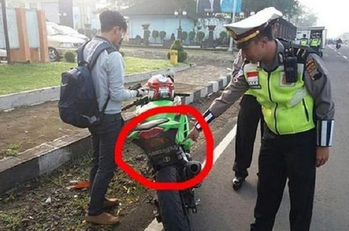 Ilustrasi polisi tilang Kawasaki Ninja 250 tanpa sepatbor dan posisi pelat nomor di kolong