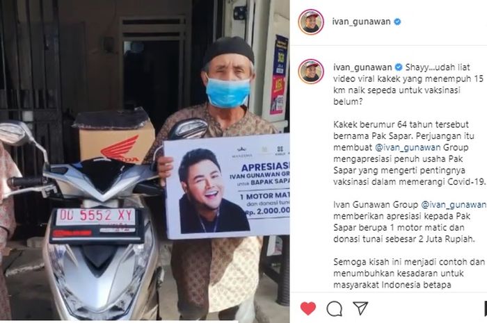 Kakek berusia 64 tahun asal Makassar, Sapar dihadiahi Honda BeAT oleh Ivan Gunawan usai mendapatkan vaksin Covid-19.