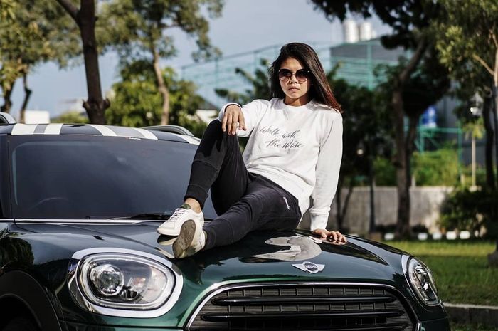 Gaya Greysia Polii berpose di atas Mini Countryman Cooper