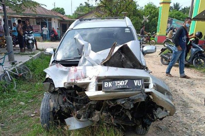 Toyota Avanza ringsek ditebas kereta api
