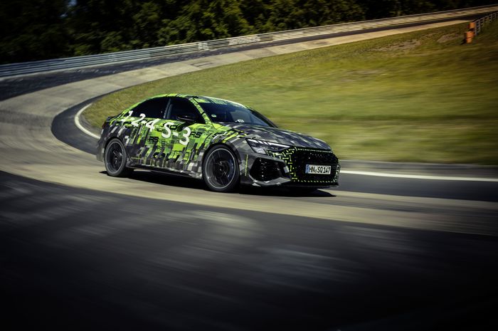 Audi RS3 saat mengitari tikungan Carousel di Nurburgring Nordschleife.