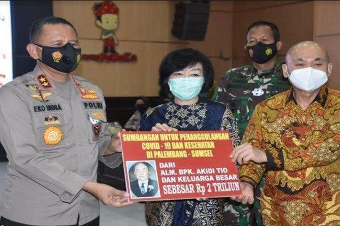 Penyerahan bantuan dana Rp 2 triliun dari keluarga alm Akidi Tio, pengusaha asal Kota Langsa Kabupaten Aceh Timur untuk penanganan covid-19 di Sumsel, Senin (26/7/2021)