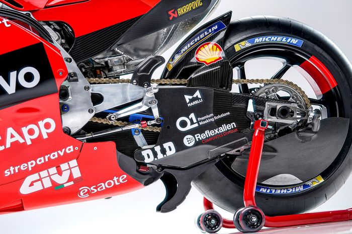 Hampir semua pabrikan motor MotoGP menggunakan swing arm carbon, hanya Suzuki yang saat ini sepenuhnya menggunakan swing arm aluminium