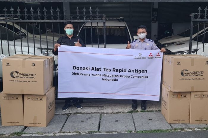 Grup otomotif Mitsubishi dan partner Indonesia Krama Yudha Group, mendonasikan 500 unit konsentrator oksigen, dan 10.000 unit alat tes rapid antigen Covid-19