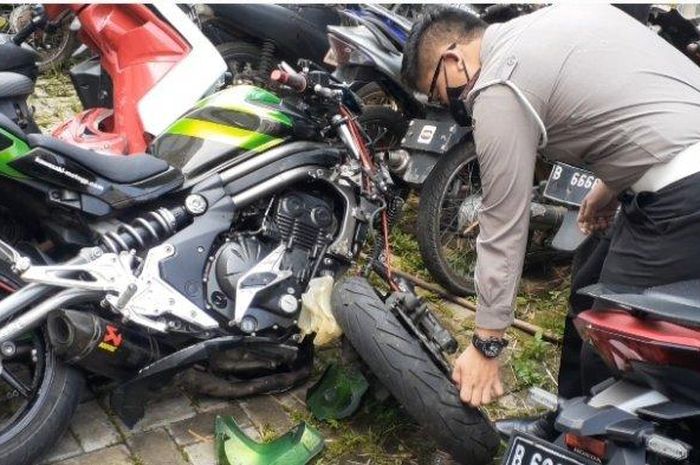 Kondisi Kawasaki ER-6N yang terlibat kecelakaan dengan Honda BeAT di Jl Boulevard Bintaro, Pondok Jaya, Pondok Aren, kota Tangerang Selatan, (1/8/21)