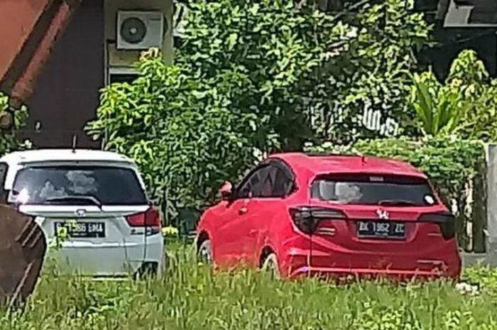 Honda Mobilio dan HR-V milik gembong narkoba, Mardani terparkir di halaman kantor Kajari Langkat, Sumatera Utara